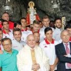 El padre Fernando Fueyo acompaña como capellán a la plantilla del Sporting de Gijón en su visita a la Santina de Covadonga