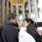 Un joven matrimonio en la Misa de la Familia en el templo de Gaudí en Barcelona