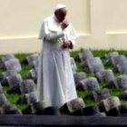 El Papa Francisco ora en el cementerio austrohúngaro de Fogliano, lleno de caídos en la Primera Guerra Mundial