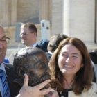 El escultor japonés Etsuro Sotoo y José Manuel Almuzara, ambos de la Asociación Pro Beatificación de Gaudí, entregan un busto del arquitecto al Papa el pasado 5 de marzo