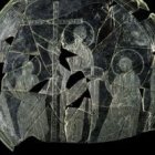 Cristo, con la Cruz, entrega su ley -un rollo- a dos apóstoles -Pedro y Pablo, que aún no usan su iconografía posterior, barbuda