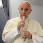 El Papa respondió a los medios en el avión