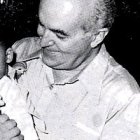 Marcello Candia sostiene a un niño - se volcó en obras para los pobres en el delta del Amazonas