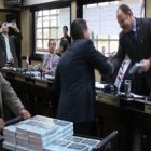 El diputado de Costa Rica repartiendo biblias en la sesión del Congreso