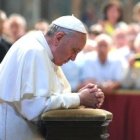 Francisco llega con la oración más lejos que con la diplomacia