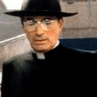 Escena de la película Escarlata y Negro sobre el caso real de monseñor OFlaherty y su red de refugiados clandestinos... una de muchas en la Roma bajo ocupación nazi