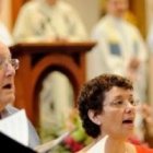 Cada vez hay menos coros, y se canta con pantallas, no cantorales, y el clero es más viejo...