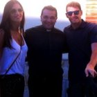 El padre Alcázar se encontró con Sara e Iker por el pueblo, se hicieron esta foto, circuló por la red y empezaron los rumores de boda