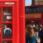 Entre las típicas cabinas rojas de Londres una también puede sentir la llamada de Dios