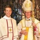 Ryan, ordenado diácono, con el obispo Conley, de la diócesis de Lincoln, y sus orgullosos padres adoptivos