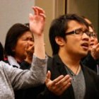 Oración carismática, con ojos cerrados, manos alzadas... el cardenal Bergoglio asistía en encuentros de la RCC en Buenos Aires