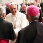 El Papa Francisco saluda a unos obispos italianos