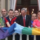 El alcalde de Barcelona, Xavier Trias, de CiU, despliega una bandera gay en el balcón del Ayuntamiento, con líderes del lobby gay de Cataluña