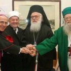 Encuentro en 2009 del arzobispo católico de Tirana y -de izquierda a derecha-  los líderes suní, ortodoxo y bektashi del país