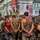En Donetsk, controlado por los separatistas pro-rusos, organizaron este desfile en agosto con sus prisioneros para someterlos a insultos y vejaciones