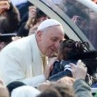 El Papa Francisco besó y abrazó decenas de niños, como ésta de la imagen