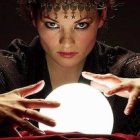 Bruja, quiromante, vidente...