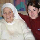 La hermana Mary Paule Tacke con una voluntaria - ha trabajado con niños pobres y abandonados hasta el último momento