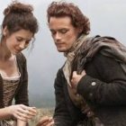 Claire es inglesa, y más bien descreída, y del s.XX - Jaimie es escocés, católico firme y del s.XVIII... triunfa el amor