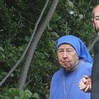 El padre Luis Montes con su madre: una historia propia de una familia de fe.