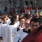 Preparando la procesión de Navidad en Belén, un momento de reunión de la comunidad católica en la calle