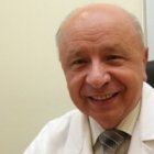El doctor Bogdan Chazan, ginecólogo, asesor en demografía, director de hospital, voluntario en maternidades en África... acosado por no implicarse en abortos