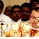 Lorenzo Hatch en una de sus primeras misas con compañeros de su promoción