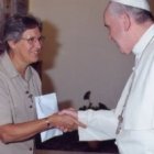 La hermana Luzia Premoli con el Papa Francisco... es la primera mujer miembro de una Congregación, en este caso Evangelización de los Pueblos
