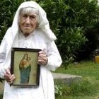 Dile Ndoci, de 94, católica, con traje típico del norte de Albania, mantuvo la fe y escondió su icono bajo la persecución atea de Enver Hoxha