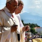 El Papa bendice el altar antes de su misa calabresa.