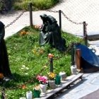 Peregrinos junto a las estatuas que representan a la Bella Señora -de pie y sentada llorando- y los dos pastorcitos videntes