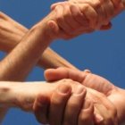 Manos que se agarran