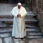 Francisco orando en el río Jordán