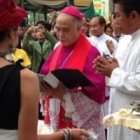 El obispo de Loikaw bendice los símbolos ceremoniales de 25 años de la diócesis