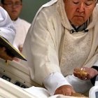 Momento en el que monseñor Choby convierte en sacerdote a William Carmona.