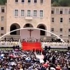 Miles de personas, a pesar de la lluvia, asistieron a la misa oficiada por Francisco.