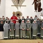 Las Hermanas de María Stella Matutina con el obispo de San Sebastián, José Ignacio Munilla, tras la misa de acción de gracias por su constitución canónica.