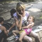 Una familia desplaza en Donetsk, zona oriental de Ucrania que concentra más combates