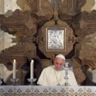 Francisco en un momento de la oración en la iglesia del Huerto de los Olivos