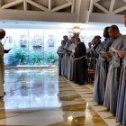Francisco, con jóvenes seminaristas y novicios de los Franciscanos de la Inmaculada.