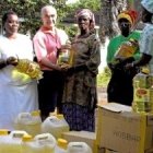 El hermano Manuel García Viejo con unas sierraleonesas antes de caer por el ébola