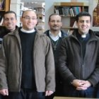 Algunos de los 27 seminaristas de Beit Jalá, en Belén, con el director del seminario