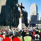 Para un observador razonable, la cruz es un símbolo de esperanza en medio de la tragedia, dicen los jueces.