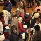 La Congregación del Culto Divino pide que ni sacerdote ni fieles se desplacen para dar la paz.