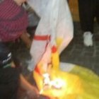 Las abortistas intentan quemar una bandera vaticana ante la catedral... hasta que se la quitaron