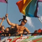 Exhibicionismo en el día del Orgullo Gay - el lobby pide multas a quien menosprecie o critique sus prácticas sexuales