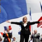 Marine Le Pen se ha declarado a favor del aborto y no es nada religiosa, pero le gusta hacerse fotos con imágenes de Santa Juana de Arco como símbolo nacionalista