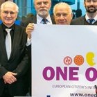 Impulsores de Uno de Nosotros / One of Us, incluyendo al español Jaime Mayor Oreja, al presentarla en Bruselas