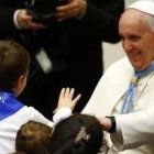 Francisco recibió a los scouts adultos... y a sus familias e hijos también