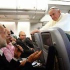 Francisco conversa con los periodistas durante su viaje de regreso de Tierra Santa.
